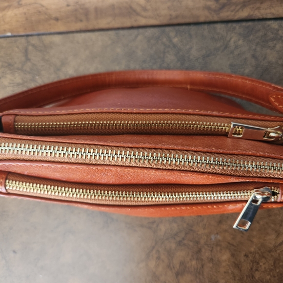 Elegant Orange Leather Crossbody Bag - Picture 6 of 9